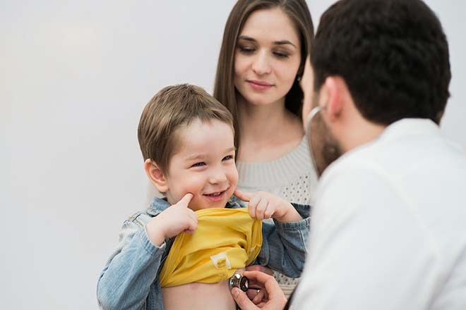 Mẹ đưa bé đi khám bác sỹ