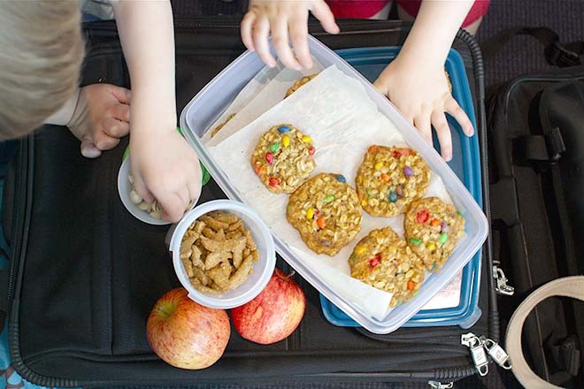 Bé ăn bánh cookies