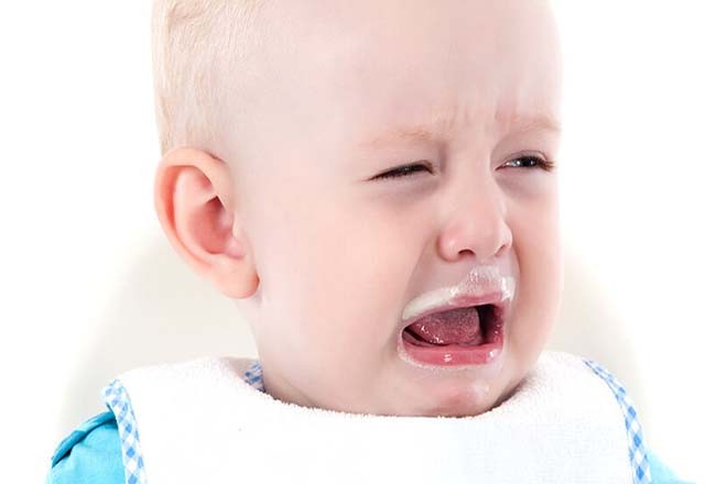 Trẻ nôn ói vì dị ứng sữa