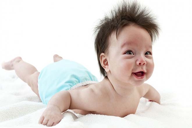 Bé thích nằm sấp