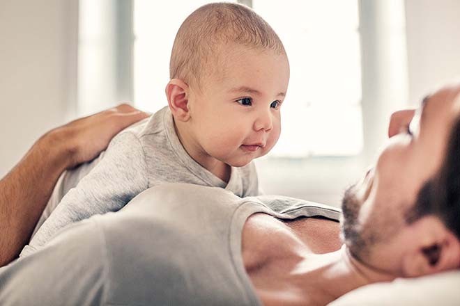 Hãy thử cho bé nằm úp lên ngực mẹ hoặc bố.
