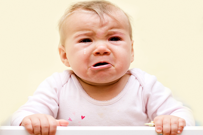 Trẻ khóc và đeo bám mẹ