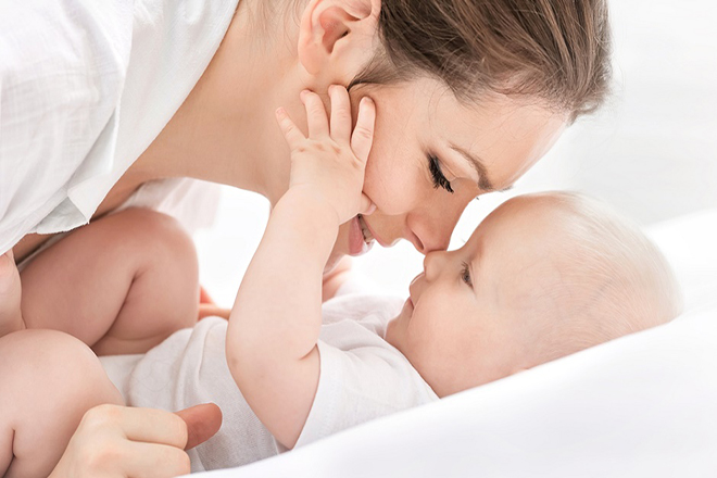 Khi con có biểu hiện mệt mỏi mẹ hãy nói chuyện nhẹ nhàng với bé