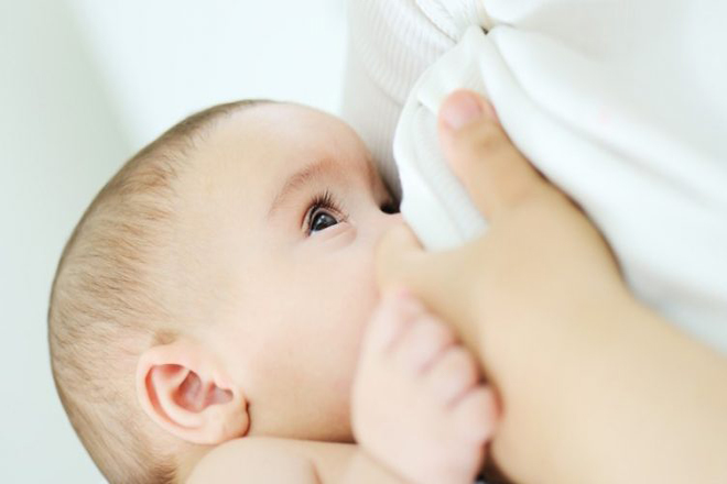 Nuôi con bằng sữa mẹ là giúp trẻ có được khởi đầu tốt nhất trong cuộc đời