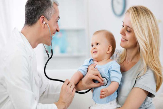 Bố mẹ hãy mang bé đi bác sỹ để thăm khám nếu tình trạng táo bón của con không cải thiện mà con trở nên nghiêm trọng.
