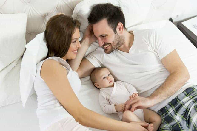 Cho đến khi cổ tử cung đóng hoàn toàng (khoảng 6 tuần), vợ chồng bạn không nên