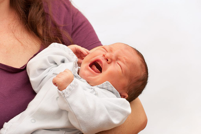 Bé khóc, bé khó chịu vì con cần ợ hơi