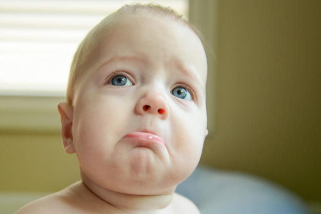 Bé khóc vì cần được mẹ bế