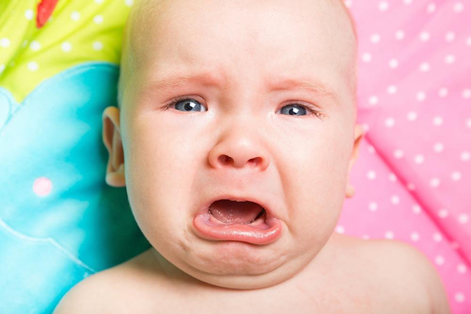 Bé khóc đôi khi chỉ vì giật mình do tiếng ồn bất chợt.