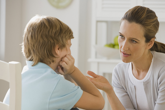 Hãy chỉ cho con cách thoát khỏi những tình huống mà con thấy không thoải mái