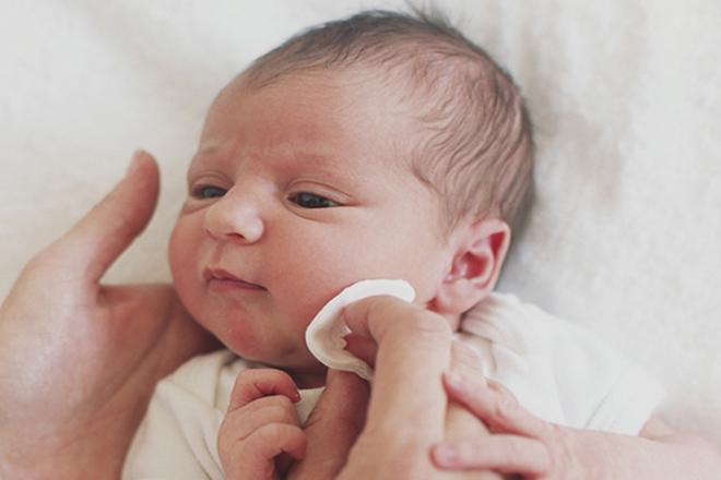 Bạn hãy dùng bông cotton lau thật nhẹ nhàng cho bé