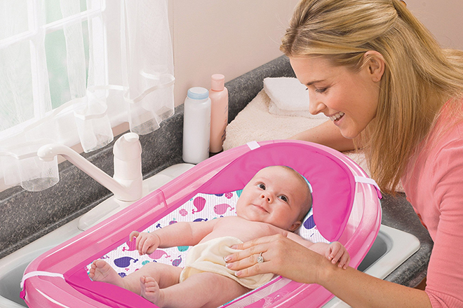 Bé sẽ thoải mái và thư giãn hơn nếu như bạn nói chuyện khi đang lau người cho bé.
