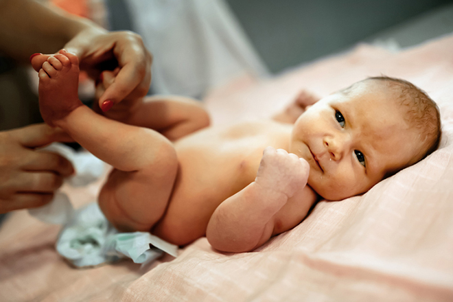 Trẻ bú mẹ và trẻ bú sữa cọng thức sẽ có tình trạng phân khác nhau.