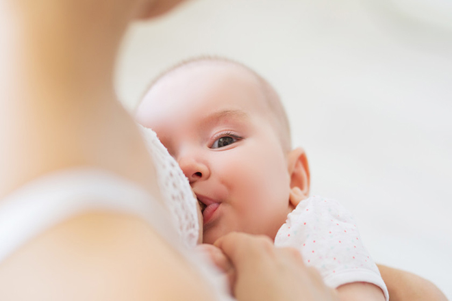 Khi con tiêu chảy, mẹ cần cho bé bú nhiều hơn để bé không mất nước.