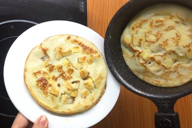 Bánh pancake táo dùng để ăn sáng tiện lợi nhưng không kém phần dinh dưỡng.