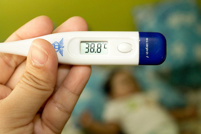 Thân nhiệt trẻ ở 38 độ C là sốt