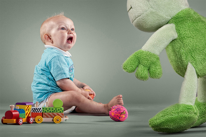 Bé khóc khi bị kích thích quá mức.