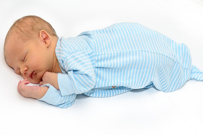 Bé ngủ xuyên đêm không phải lựa chọn đúng hay sai