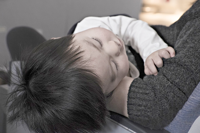 Dỗ dành con nhẹ nhàng và yên lặng vào ban đêm