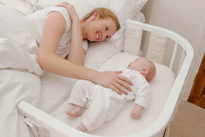 Đặt bé vào chỗ ngủ khi con đã buồn ngủ nhưng vẫn còn thức