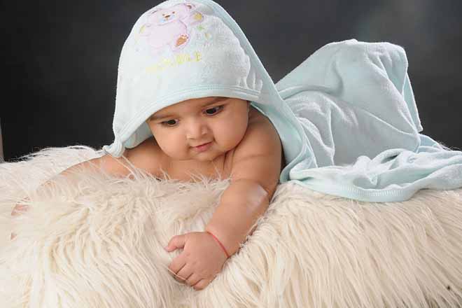 Tránh để bé ngủ giấc dài vài ban ngày nếu bạn muối con ngủ độc lập xuyên đêm.