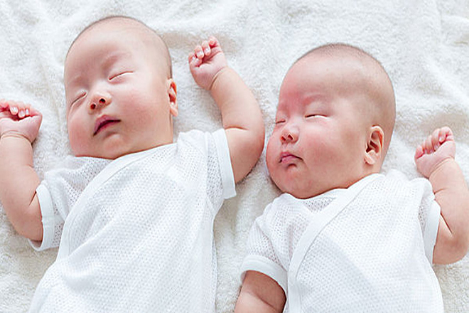 Mẹ hãy thiết lập thời gian ngủ chung cho cả 2 bé.