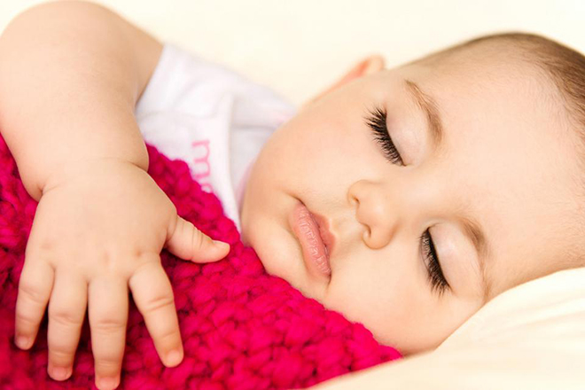 Mẹ cho mỗi bé một món đồ chơi mềm hoặc chăn mỏng để mang đi ngủ.