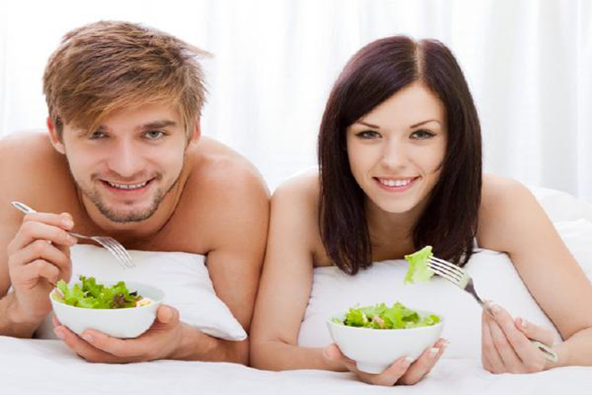 Hãy khuyên chồng bạn nên ăn nhiều rau xanh và trái cây thay vì snack