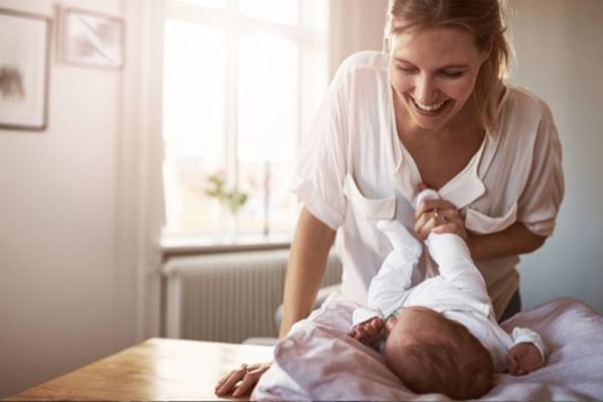 Chú ý mặc quần áo cho bé để giữ cơ thể ở nhiệt độ phù hợp