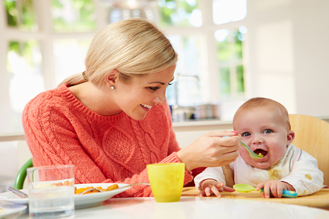 Bé 6 tháng tuổi có thể làm quen một số loại thực phẩm nhất định, chứ không phải là tất cả.