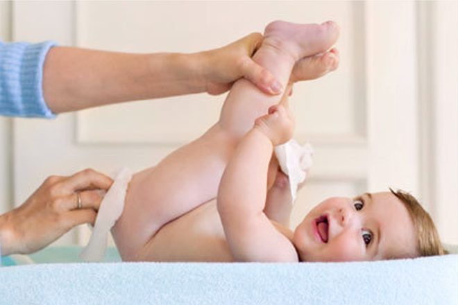 Làm sạch vùng kín cho bé đúng cách