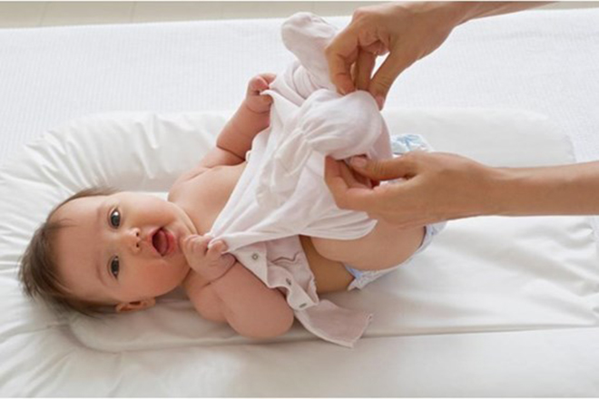 Nếu bé ị trước khi tắm, mẹ đừng quên lau sạch sẽ cho con trước khi cho bé vào chậu