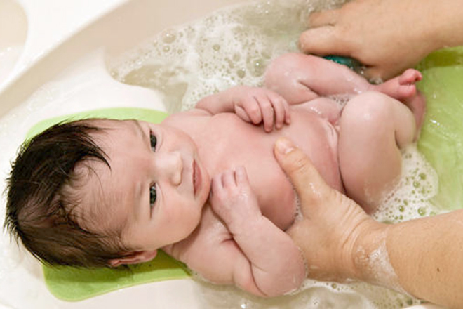 Mẹ có thể pha sữa tắm dành cho trẻ sơ sinh hoặc vài giọt dầu cho trẻ vào nước tắm