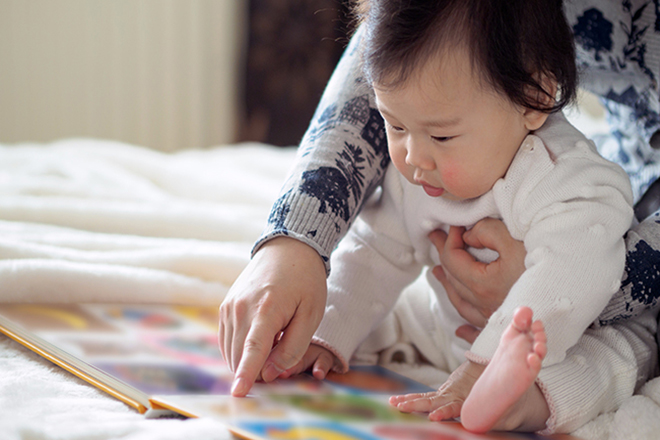 Bé 5 tháng tuổi thích những màu sắc nổi bật