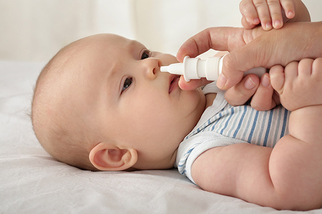 Dùng bình xịt và nước muối để xử lý đờm cho trẻ