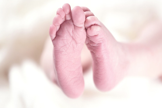 Chân trẻ sơ sinh bị lạnh