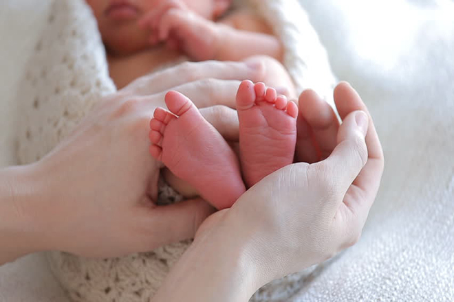 Ở trẻ sơ sinh, lượng máu đến chân ít hơn các cơ quan khác quan trọng hơn, nên chân trẻ bị lạnh.
