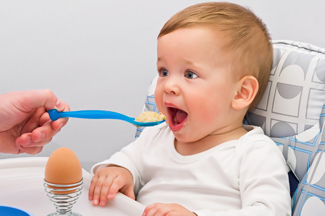 Mẹ nên cho con ăn vừa đủ với nhu cầu của mình.