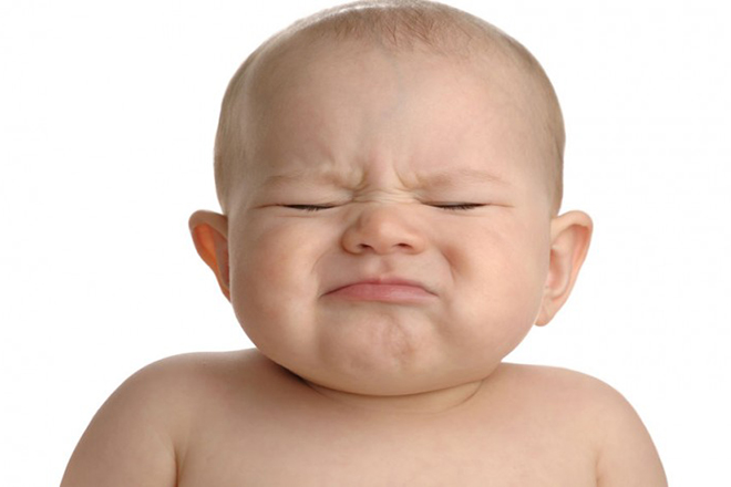 Triệu chứng thực sự của táo bón là trẻ đi ị rất khó và phân cứng.
