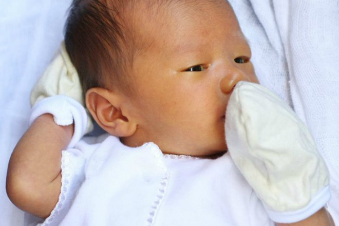 Đeo bao tay cản trở con tự làm dịu mình