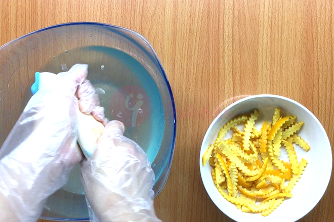 Vắt xả nước vỏ cam để giảm the cay