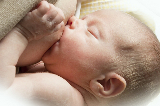 Mẹ cho bé bú nhiều cữ trong ngày