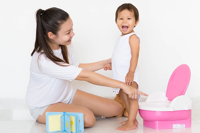 Mẹ giới thiệu công dụng của chiếc bô cho bé