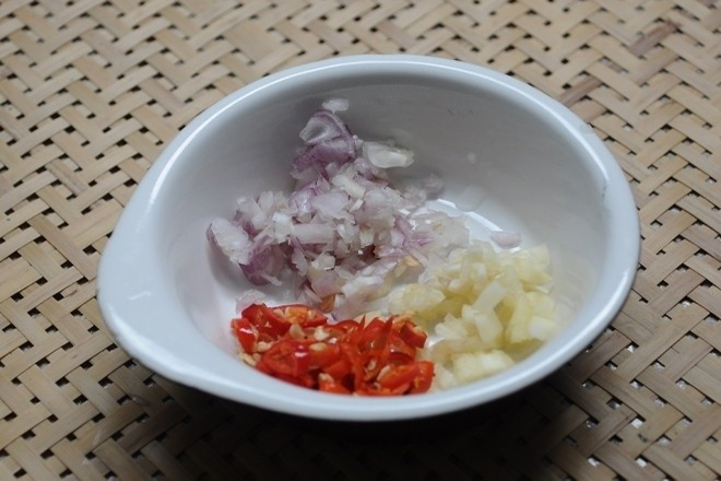 Băm nhuyễn hành tím tỏi ớt