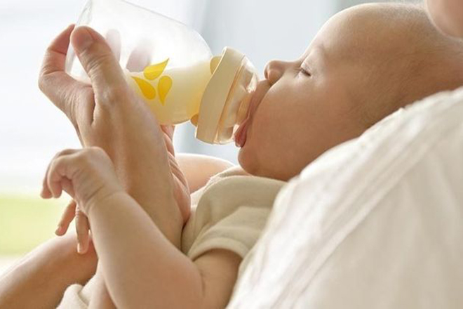 Bé 3 tháng uống sữa công thức không quá 150ml mỗi lần bú