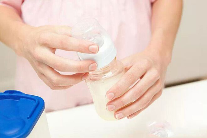 Mẹ cần rửa sạch tay trước khi pha sữa cho con