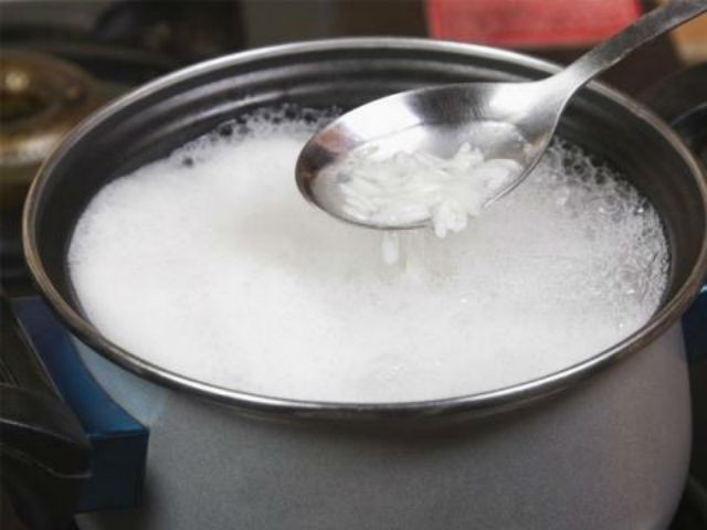 Khuấy đều khi gạo sôi