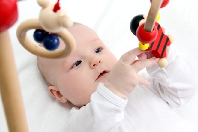 Bé 4 tháng với hoạt động của bàn tay khéo léo hơn trước