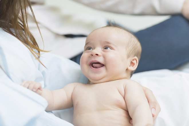 Mẹ hãy dành nhiều thời gian giao tiếp với bé 3 tháng tuổi
