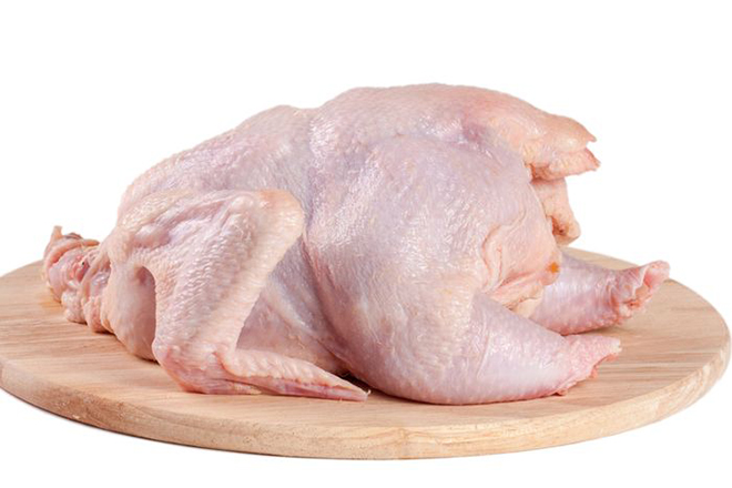 Gà được rửa sạch với muối để món cơm ngon hơn